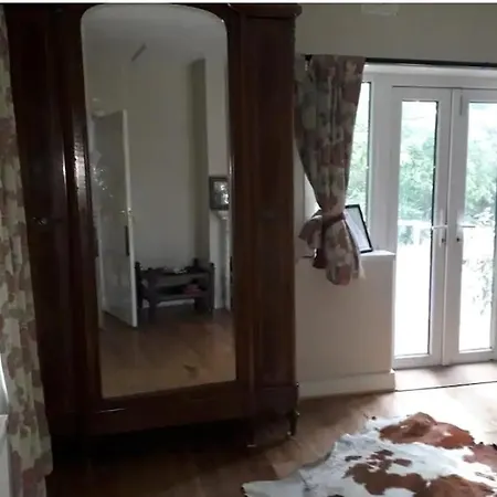 Homestay szállás King Size Bed, Private Parking, Centrally Located *