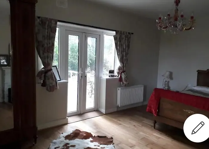 King Size Bed, Private Parking, Centrally Located 홈스테이