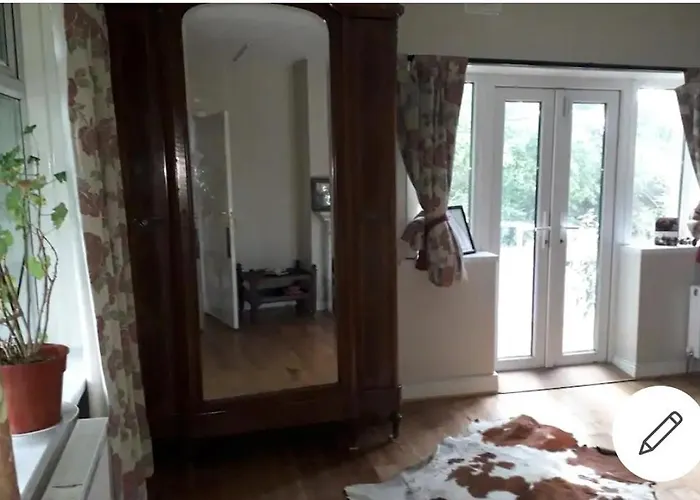 홈스테이 King Size Bed, Private Parking, Centrally Located *