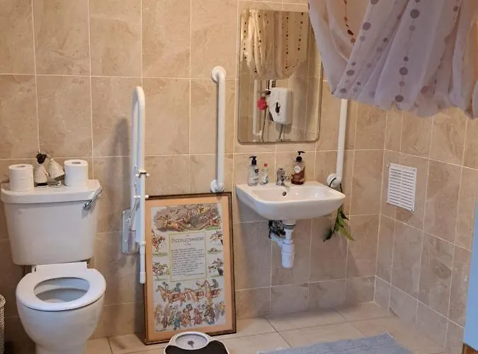 홈스테이 King Size Bed, Private Parking, Centrally Located